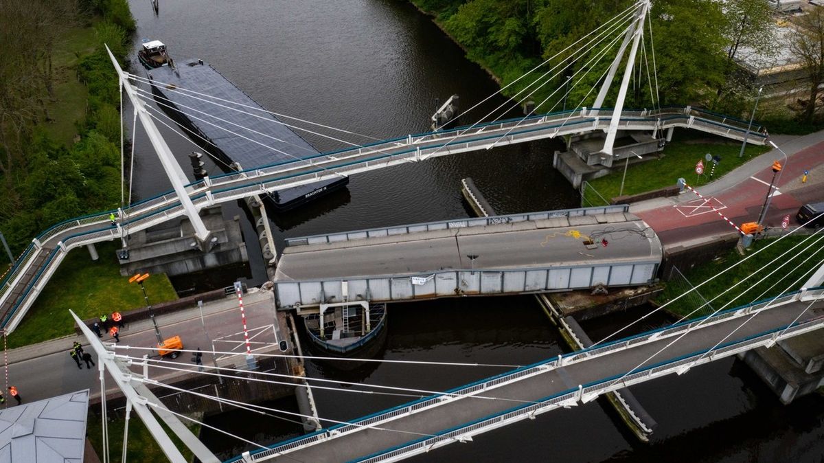 Loď řízená českým kapitánem poškodila v Nizozemsku most